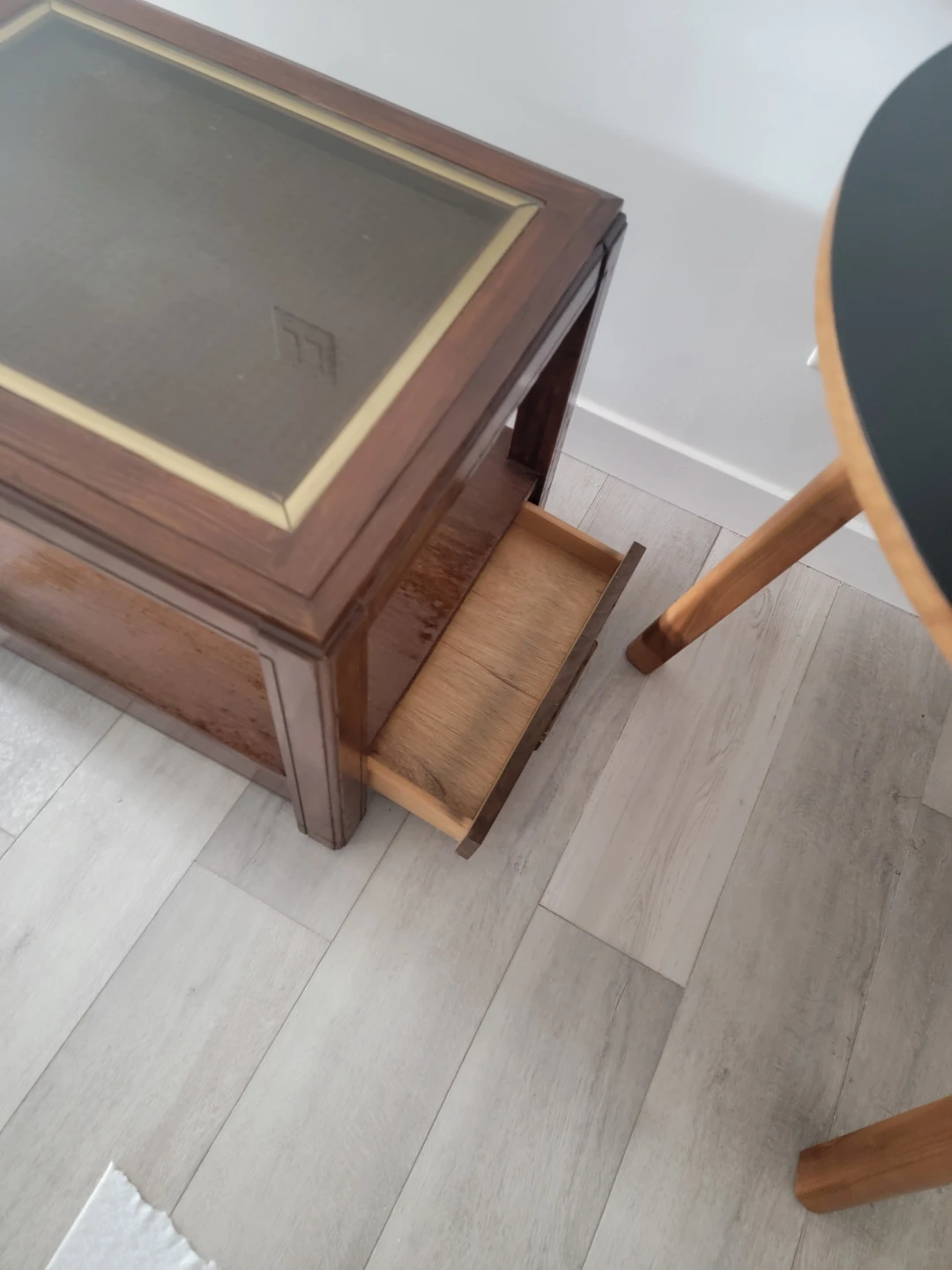 Wooden end table with glass top - photo 3