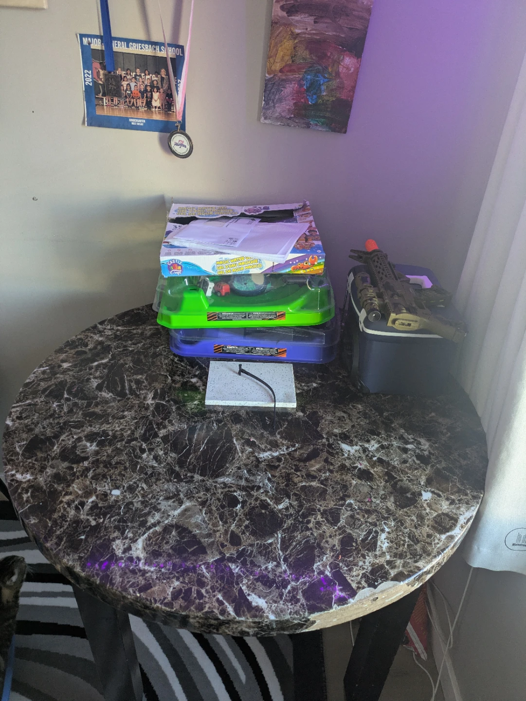 Round Faux Marble Accent Table - photo 3
