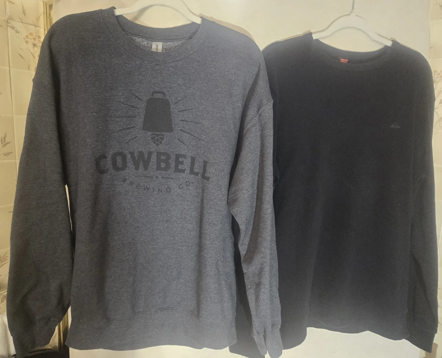 LARGE Men's Henley, Sweat & 3 TEES.Quicksilver, Cowbell & Egara. - photo 2