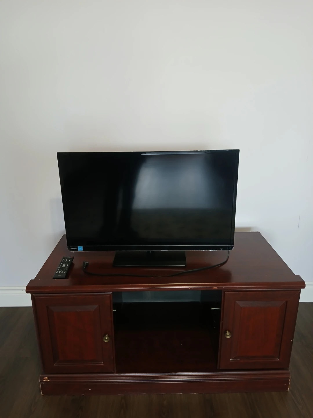 Toshiba TV  with wooden stand - photo 2