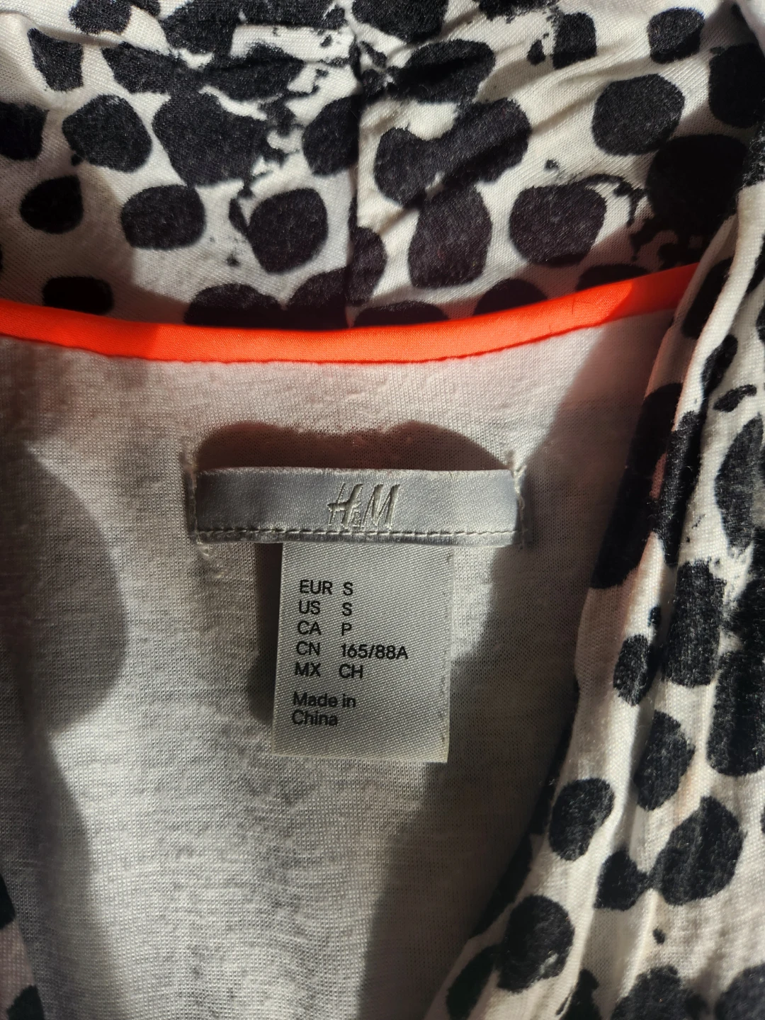 H&M Black and White Patterned Wrap Top - photo 2