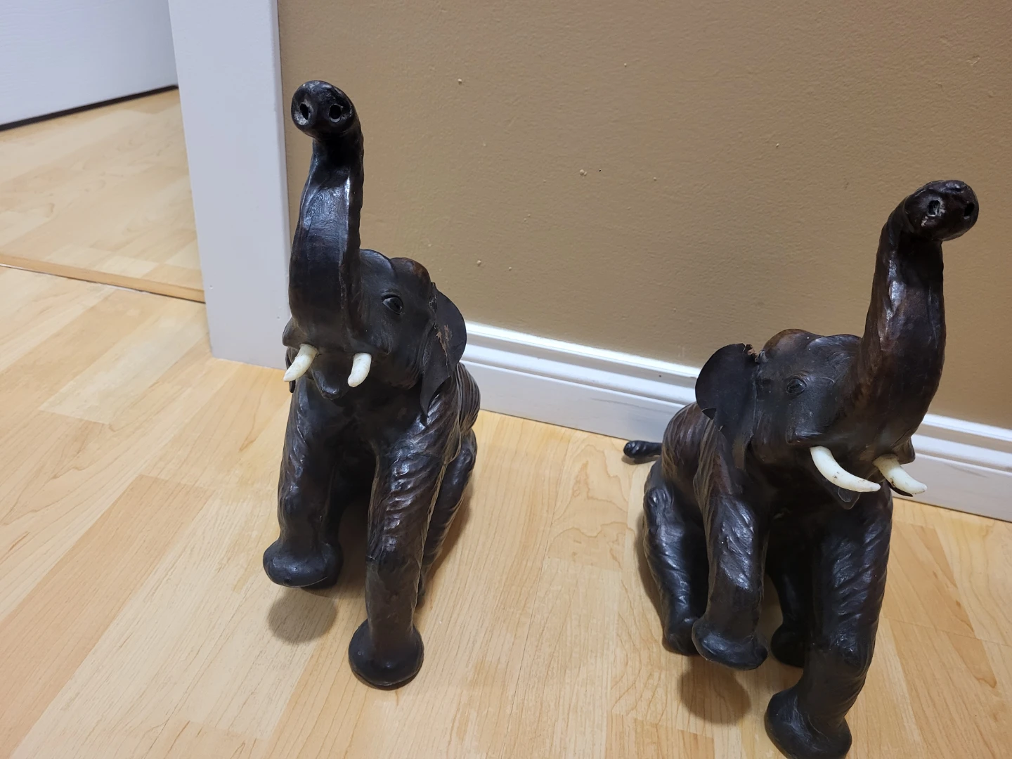 Set of Two Decorative Elephant Figurines - photo 3