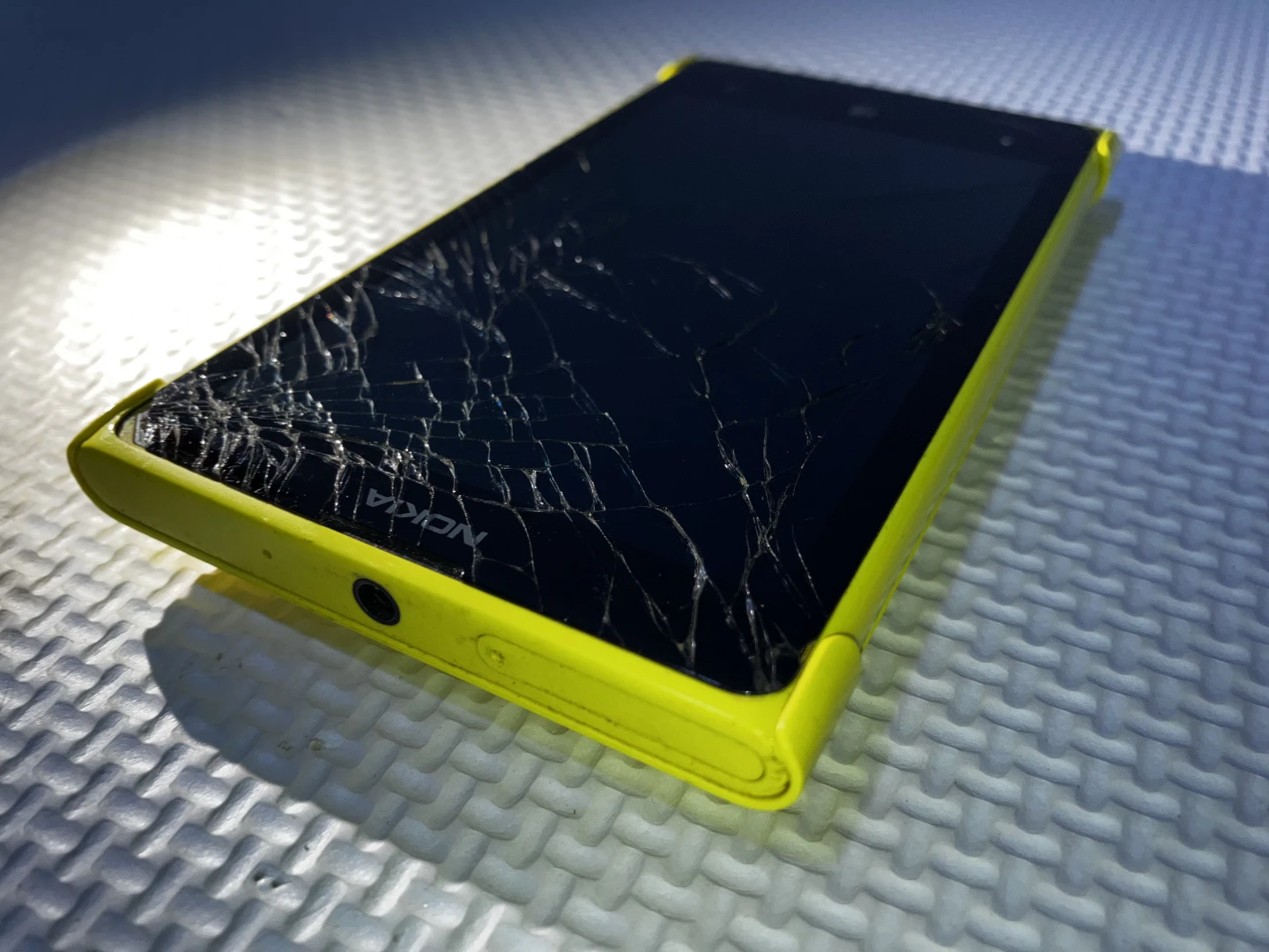 Nokia 909 Windows Phone - photo 2