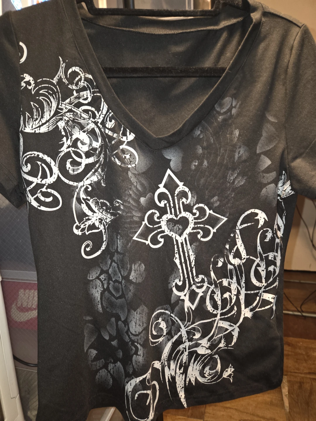 Romwe 'Hearts, Crosses, & Vines' Statement Shirt in a Ladies L - photo 3