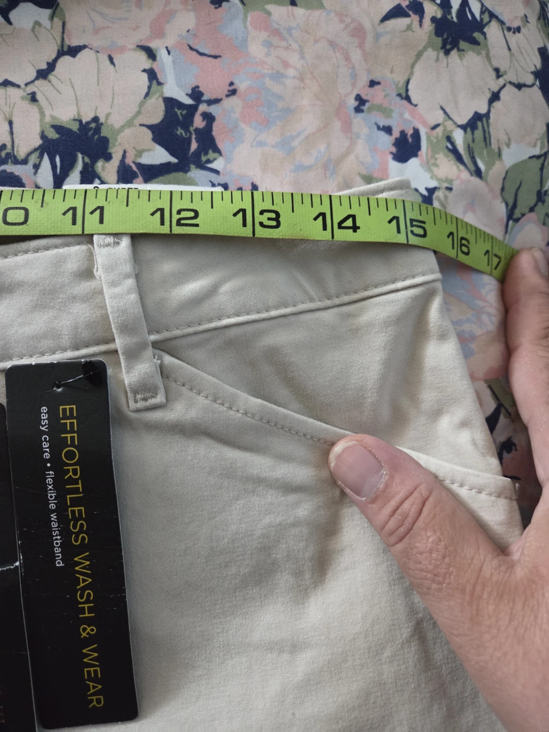 Lee Mid-Rise Straight Leg Short Khakis in a Women's 6 - photo 5