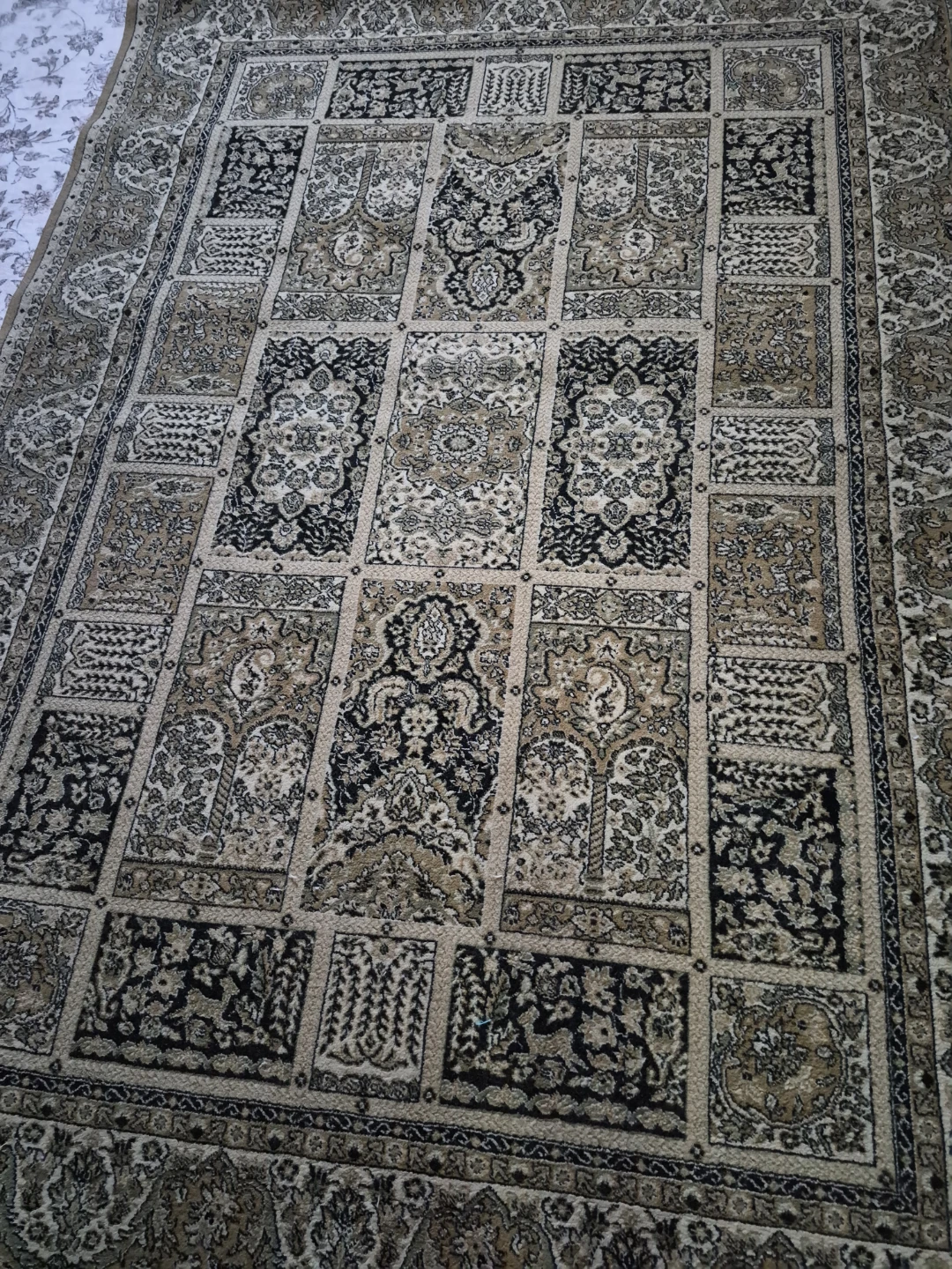 Traditional patterned area rug - photo 2