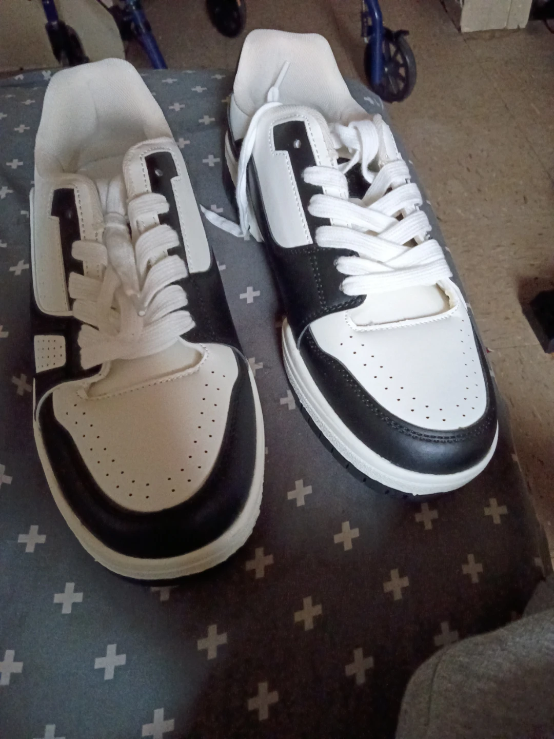Black and white casual sneakers