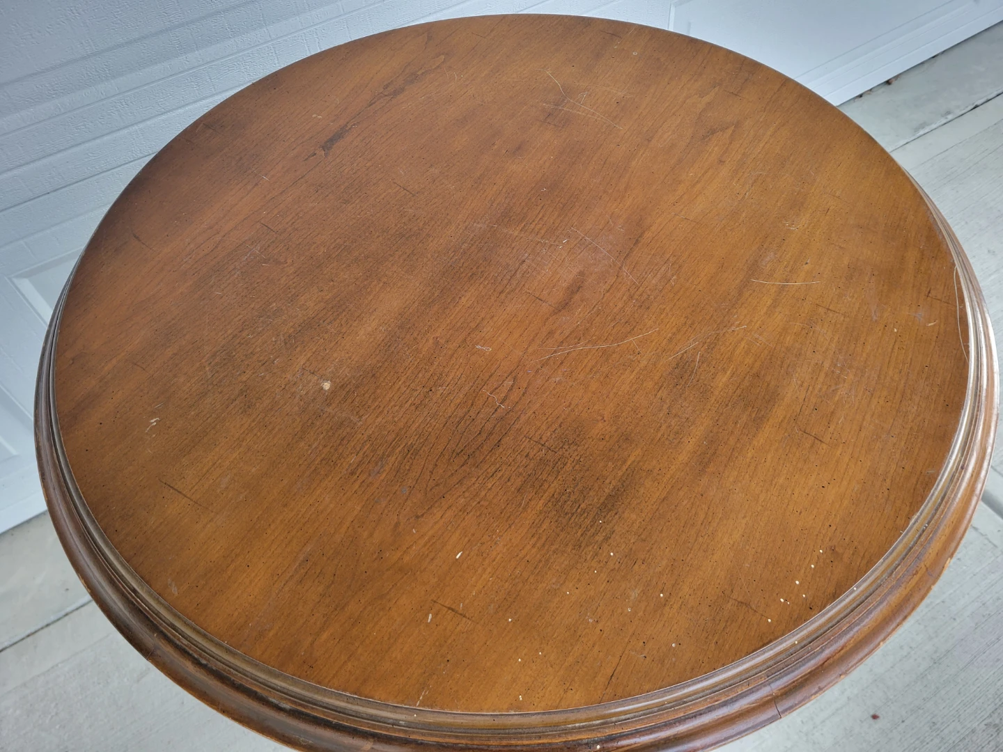 Beautiful Vintage Traditional Wooden Pedestal Accent Table. - photo 4