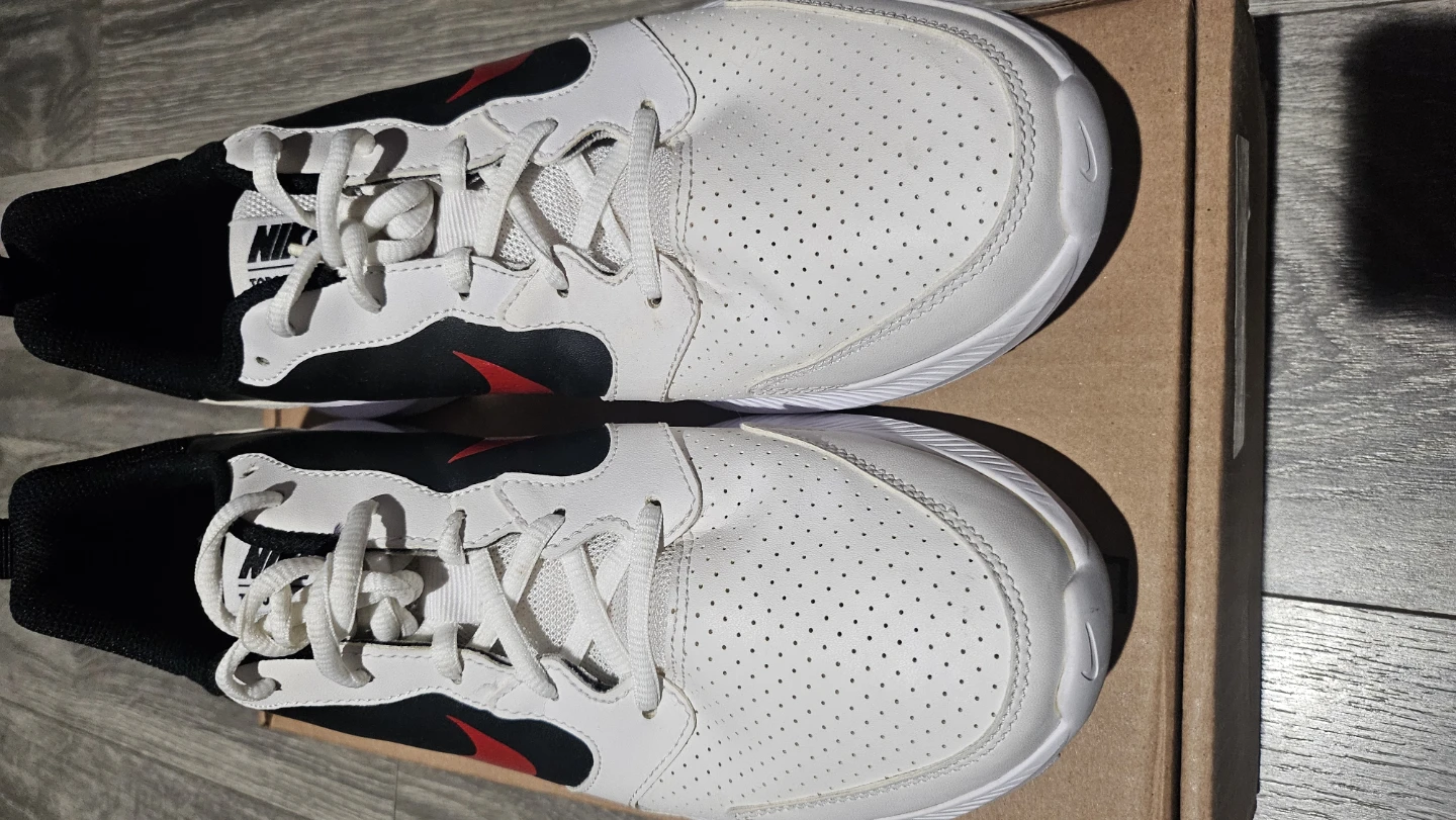 Nike Todos Sneakers White and Black