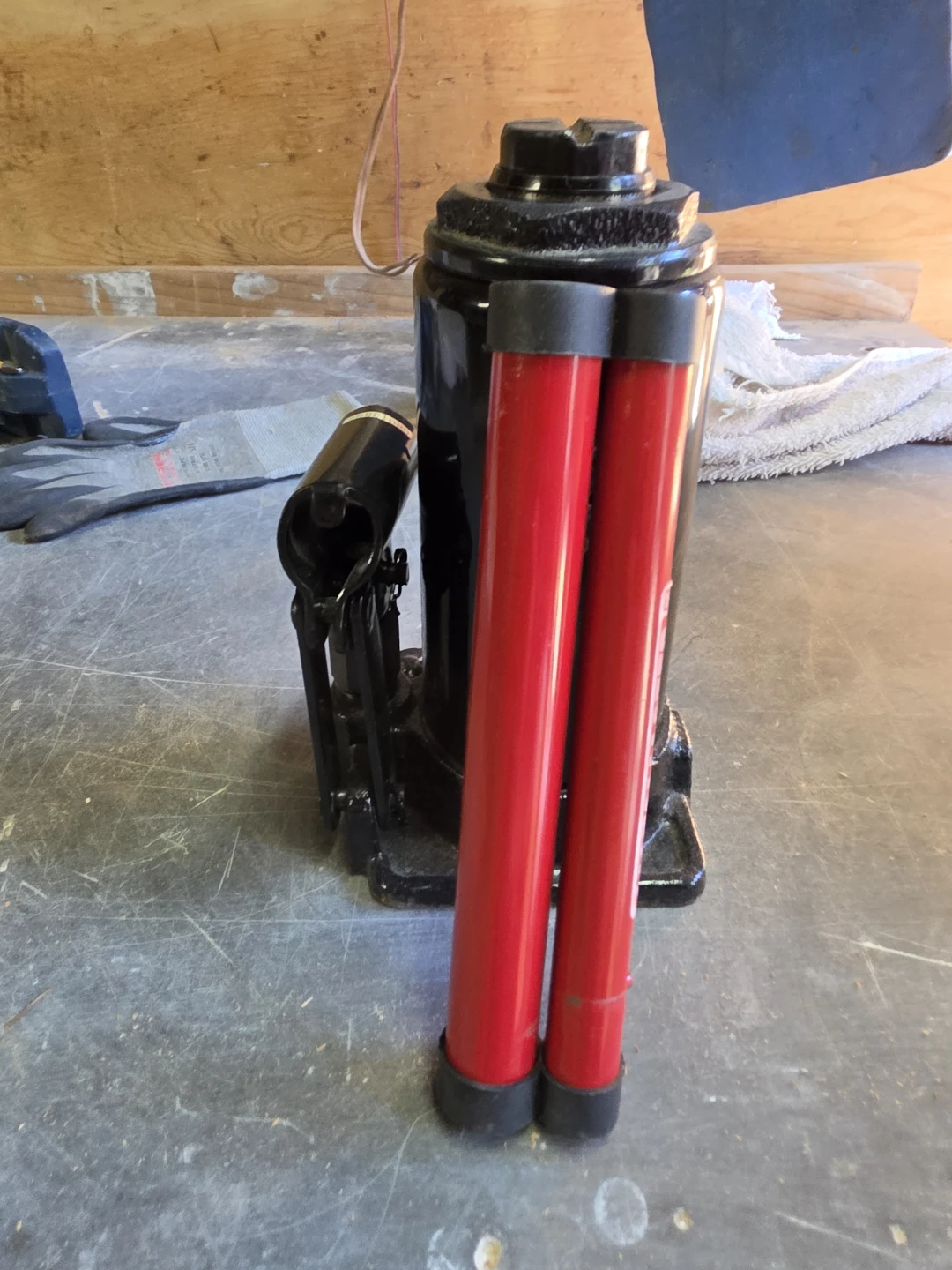 MotoMaster 8 Ton Hydraulic Jack - photo 2