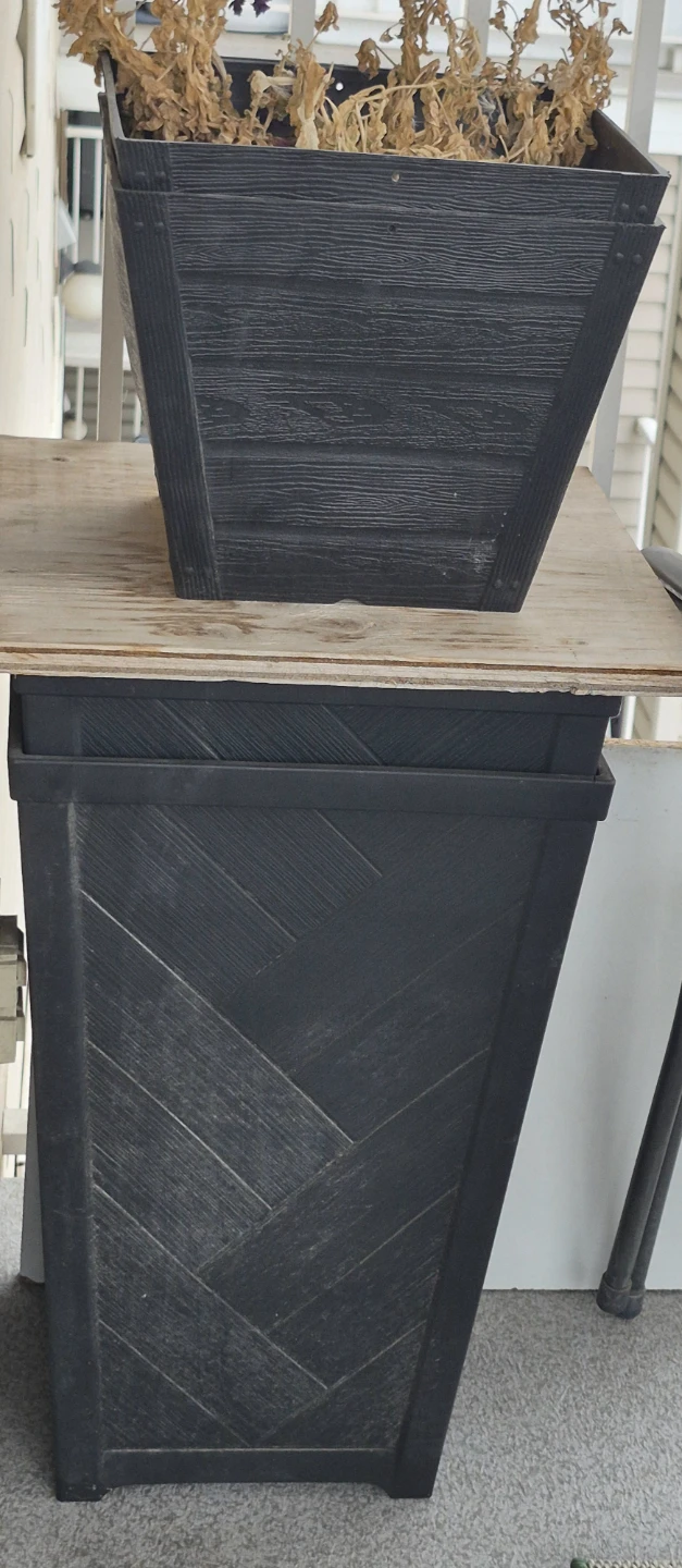 Two Black Planters with 2 medium planter