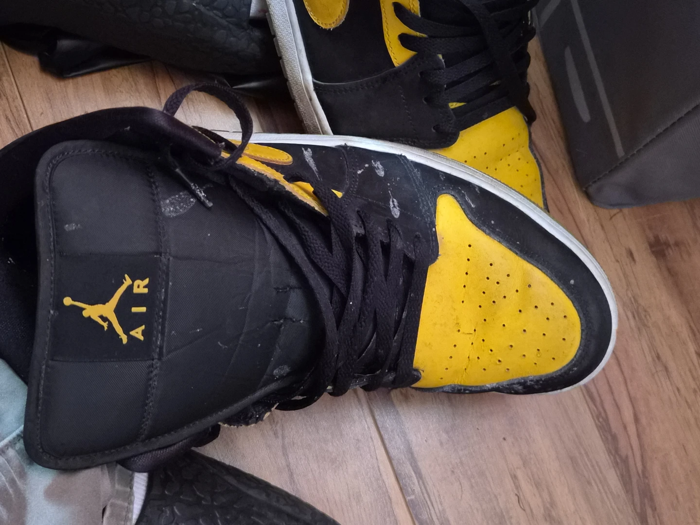 Nike Air Jordan 1 Mid Yellow and Black - photo 3