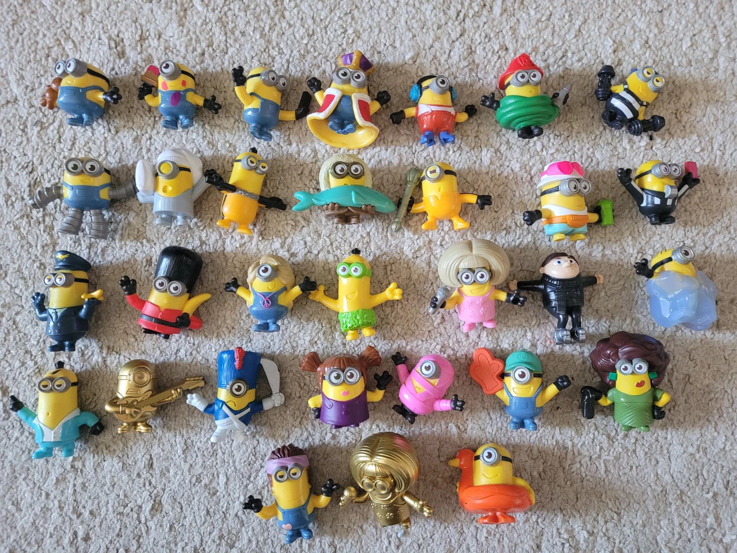 Lot of 31 Minions figures