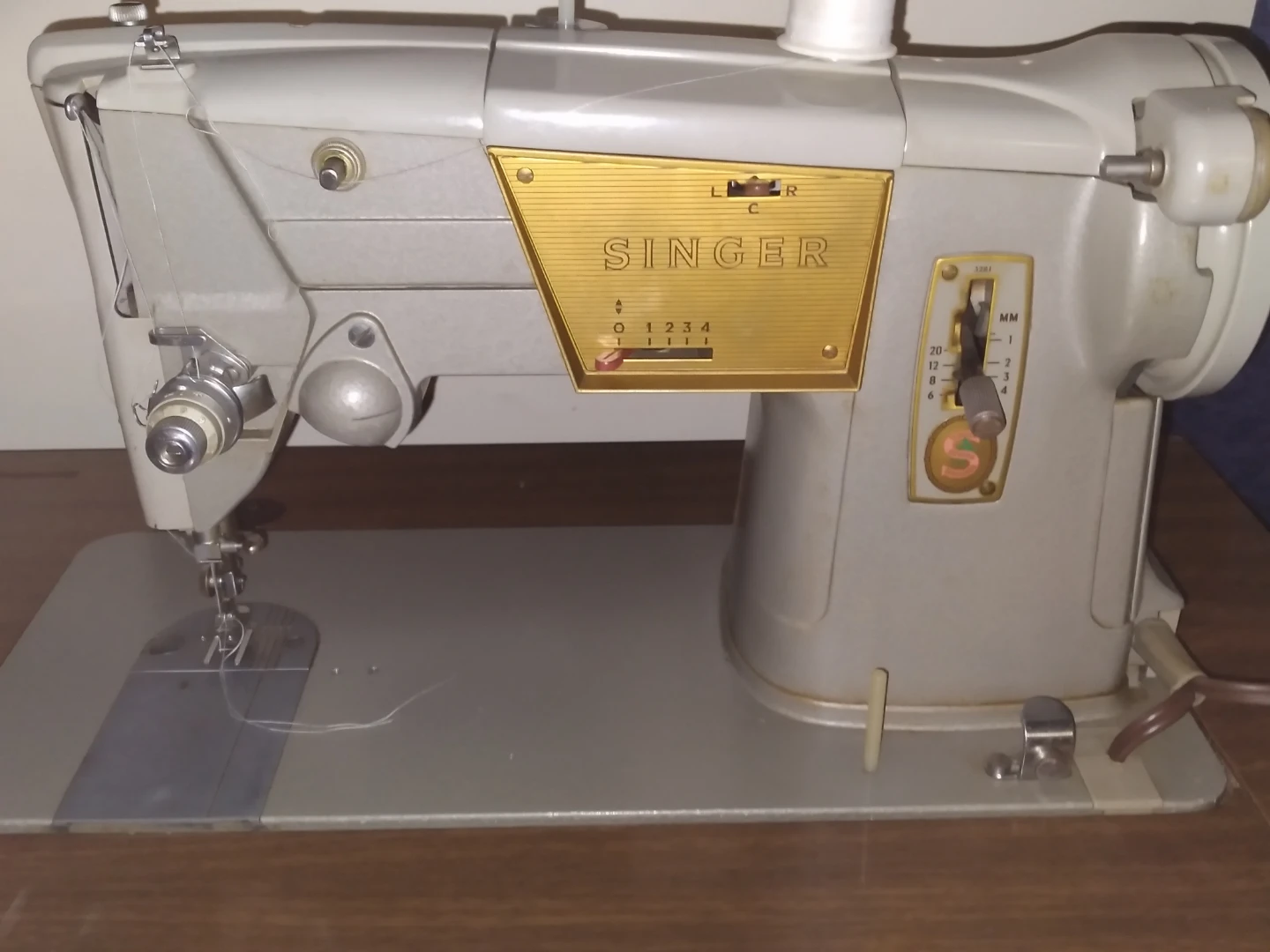 Vintage Singer Sewing Machine with Cabinet - photo 4