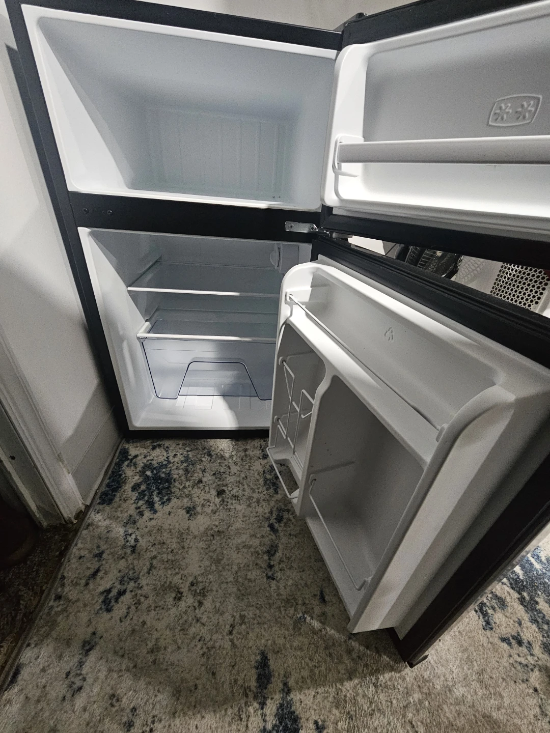 Whirlpool Compact Refrigerator - photo 2