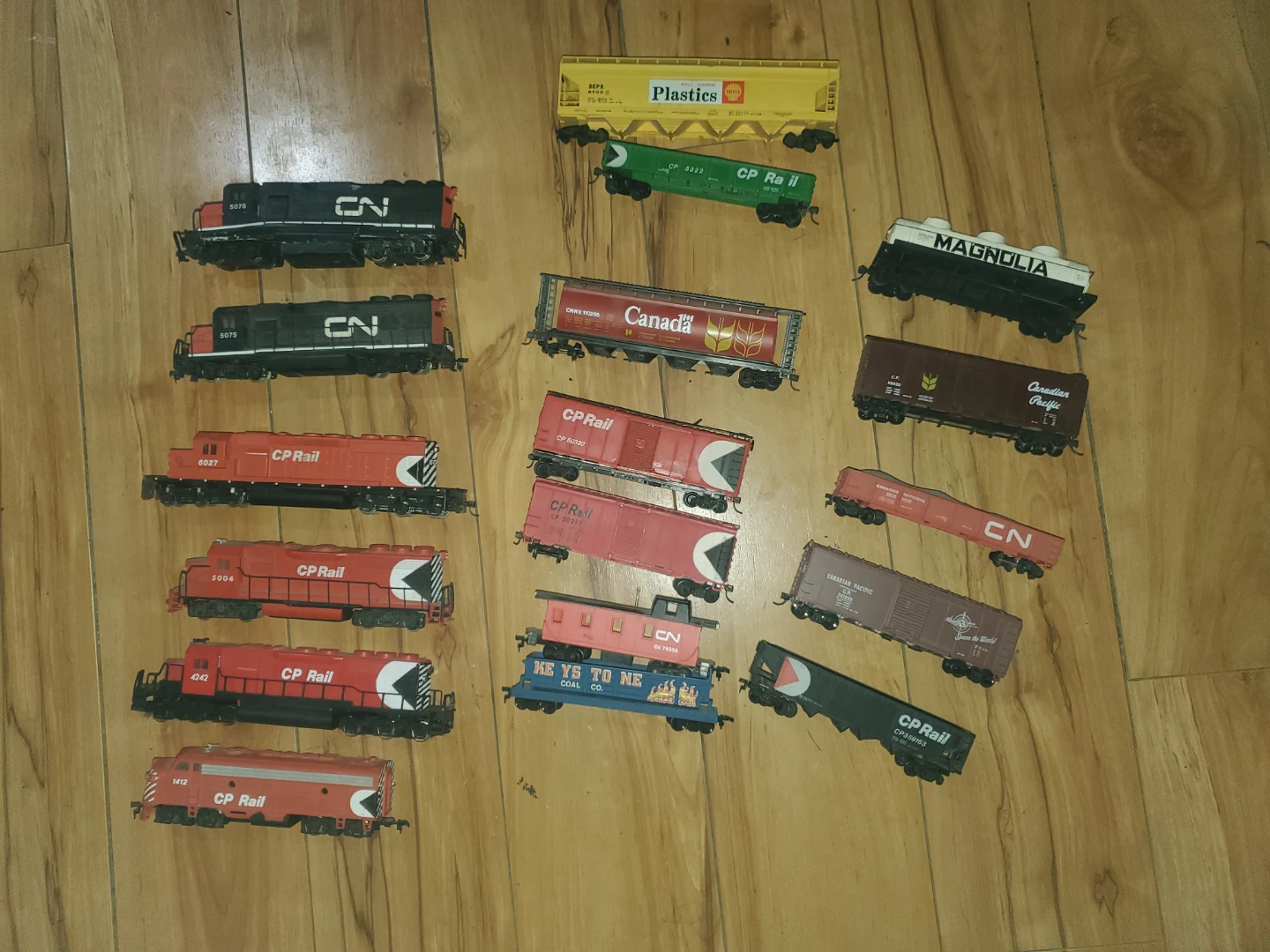 Large HO Scale Model Train Set Collection