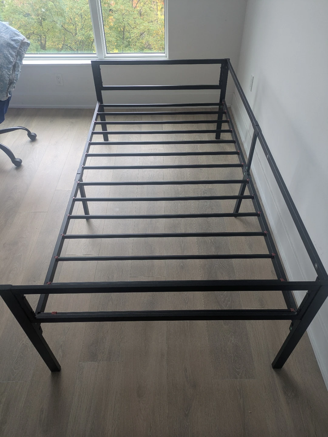 Zinus Twin bed with steel slat support - photo 2