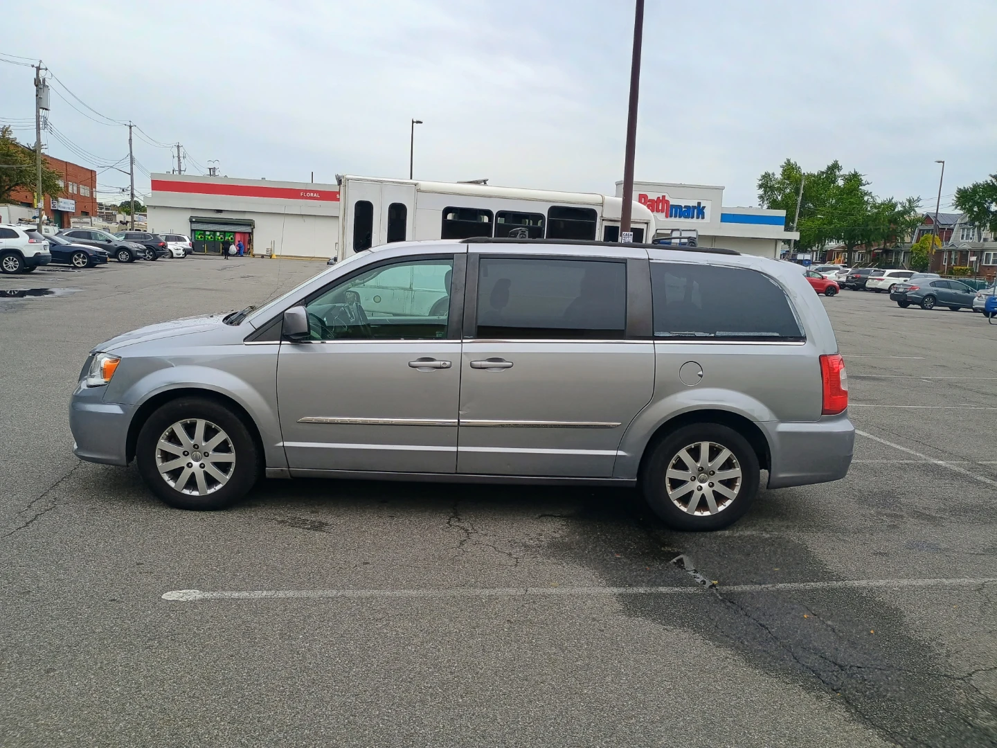 Chrysler Town & Country Minivan - photo 2