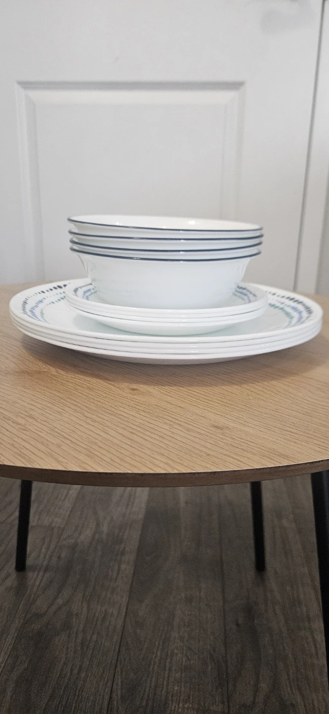 Corelle Dinnerware 12 pc set