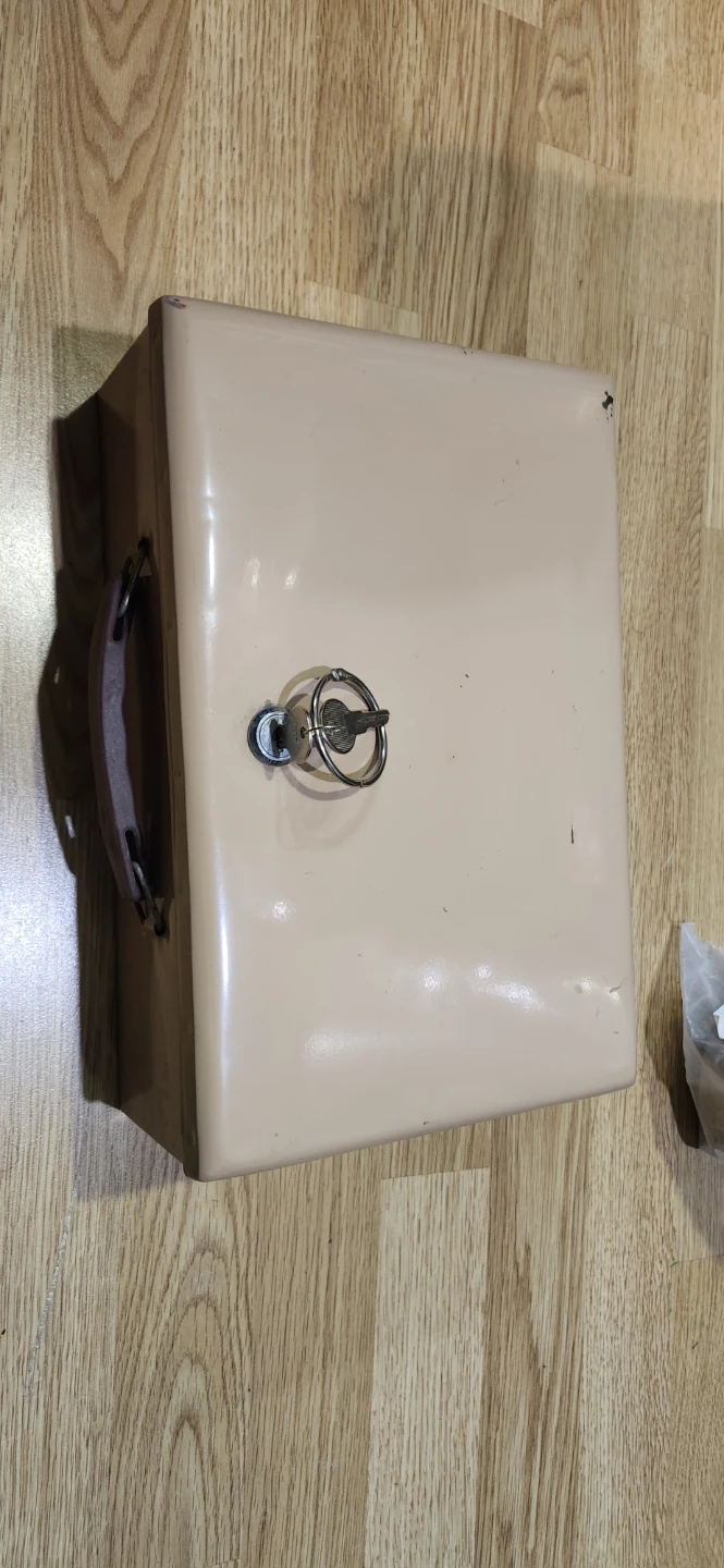 Metal cash box with keys. Price firm final $10 - photo 5