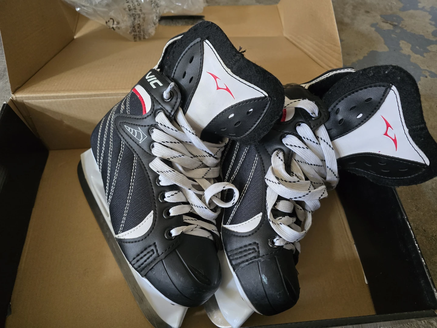 VIC Ice Skates Size J4 - photo 3