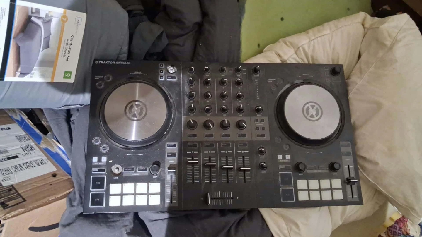 Rims & DJ spin table