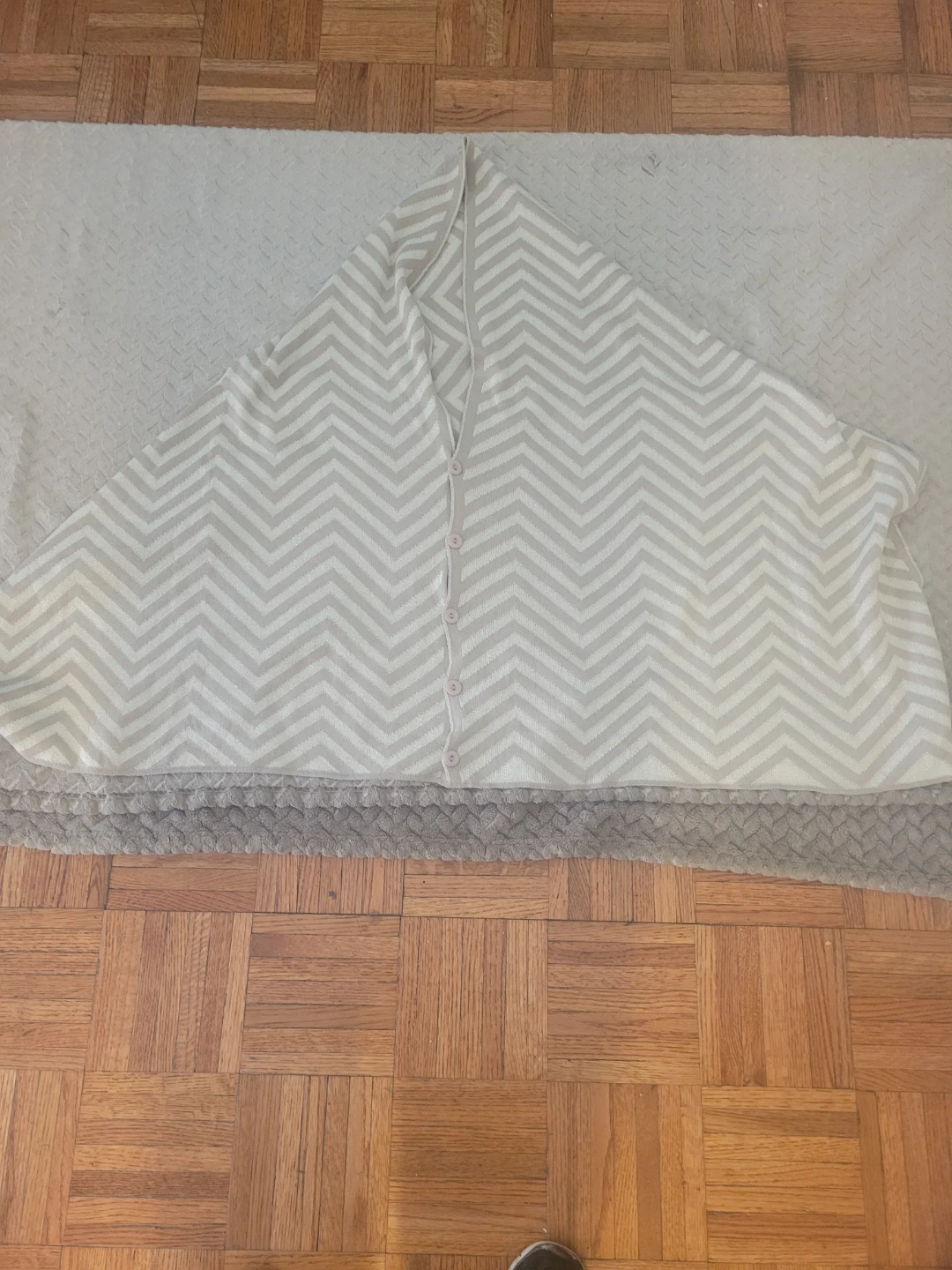 Chevron Pattern Buttoned Shawl - photo 2