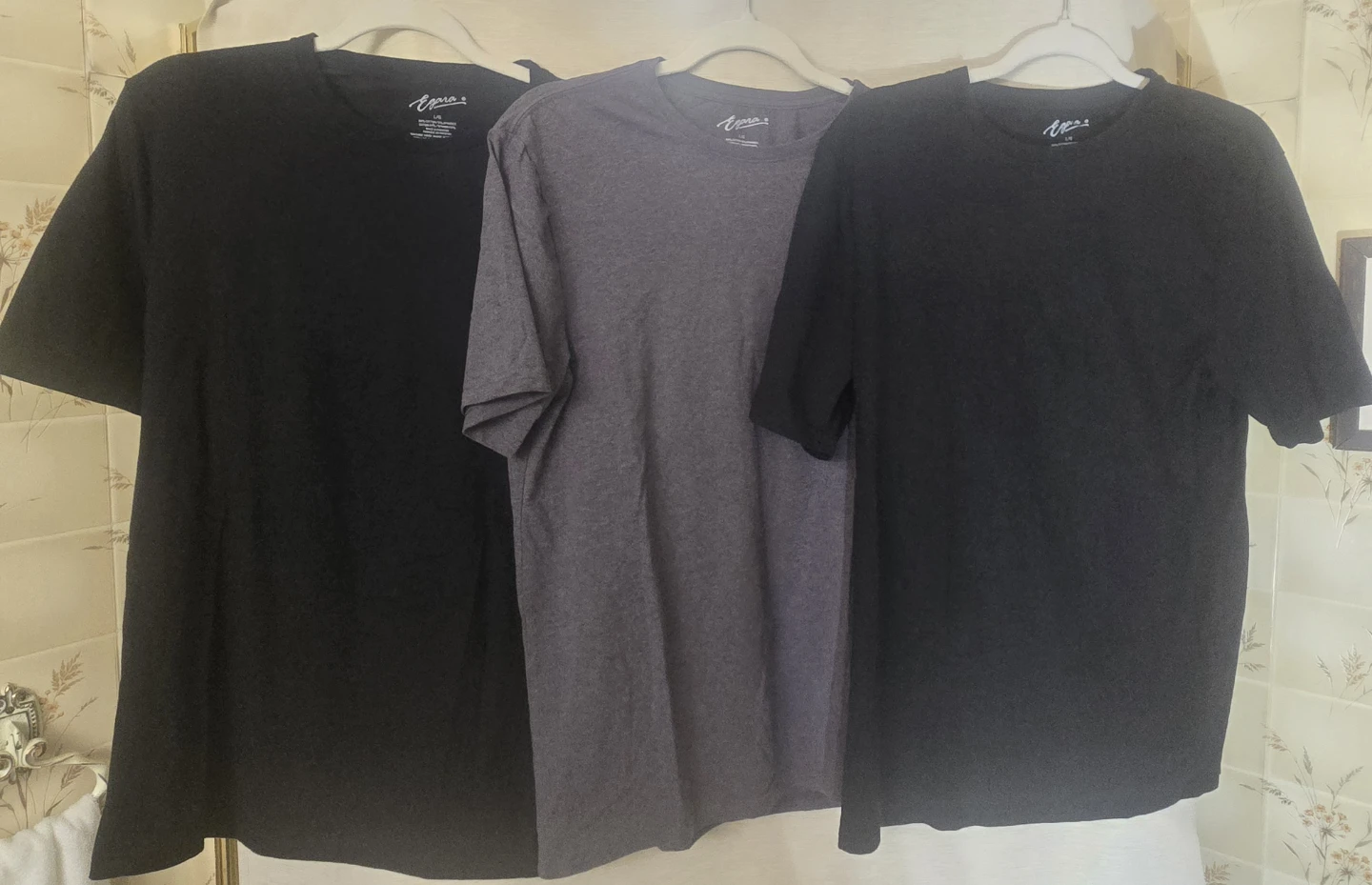 LARGE Men's Henley, Sweat & 3 TEES.Quicksilver, Cowbell & Egara. - photo 3