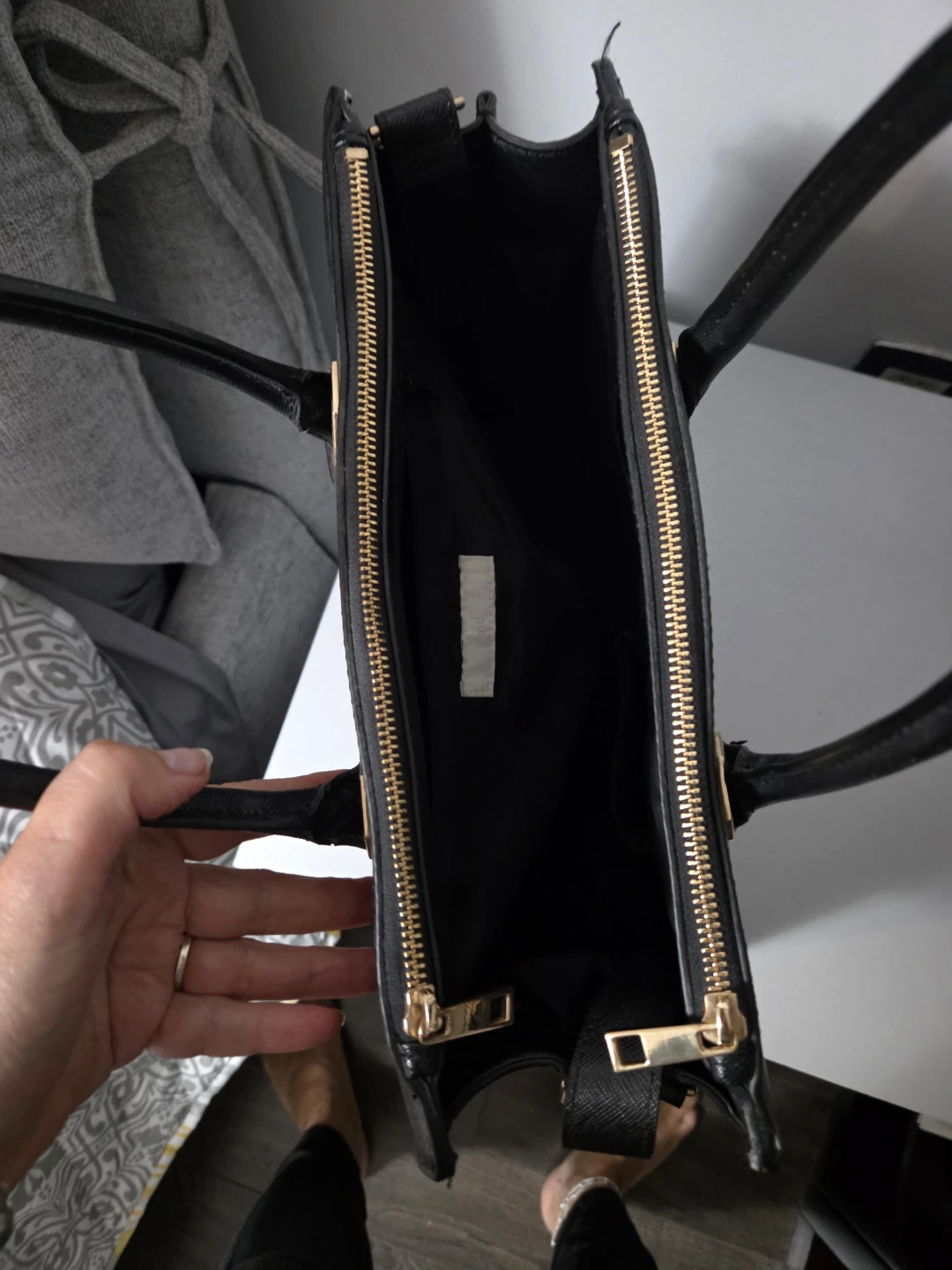 Black structured handbag - photo 3
