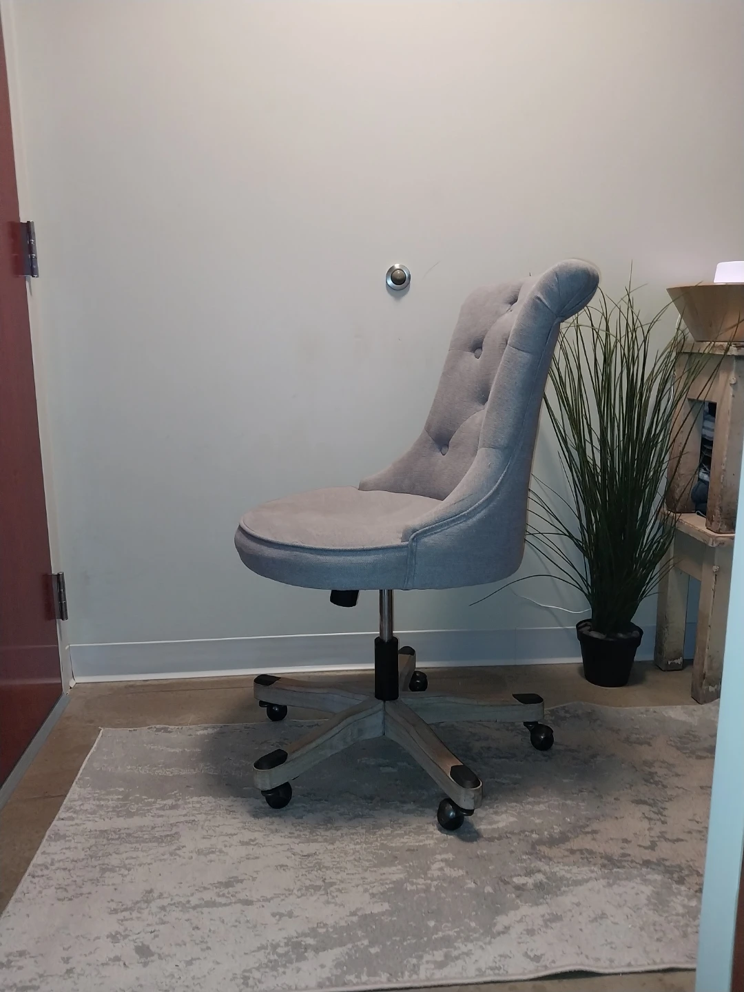 Grey Tufted Desk Chair – Excellent Condition - photo 2