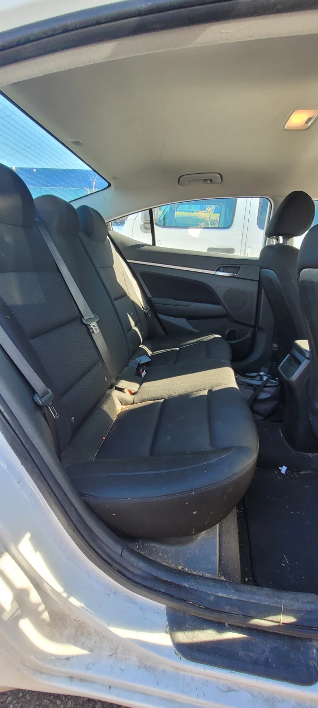 White Hyundai Elantra - photo 5