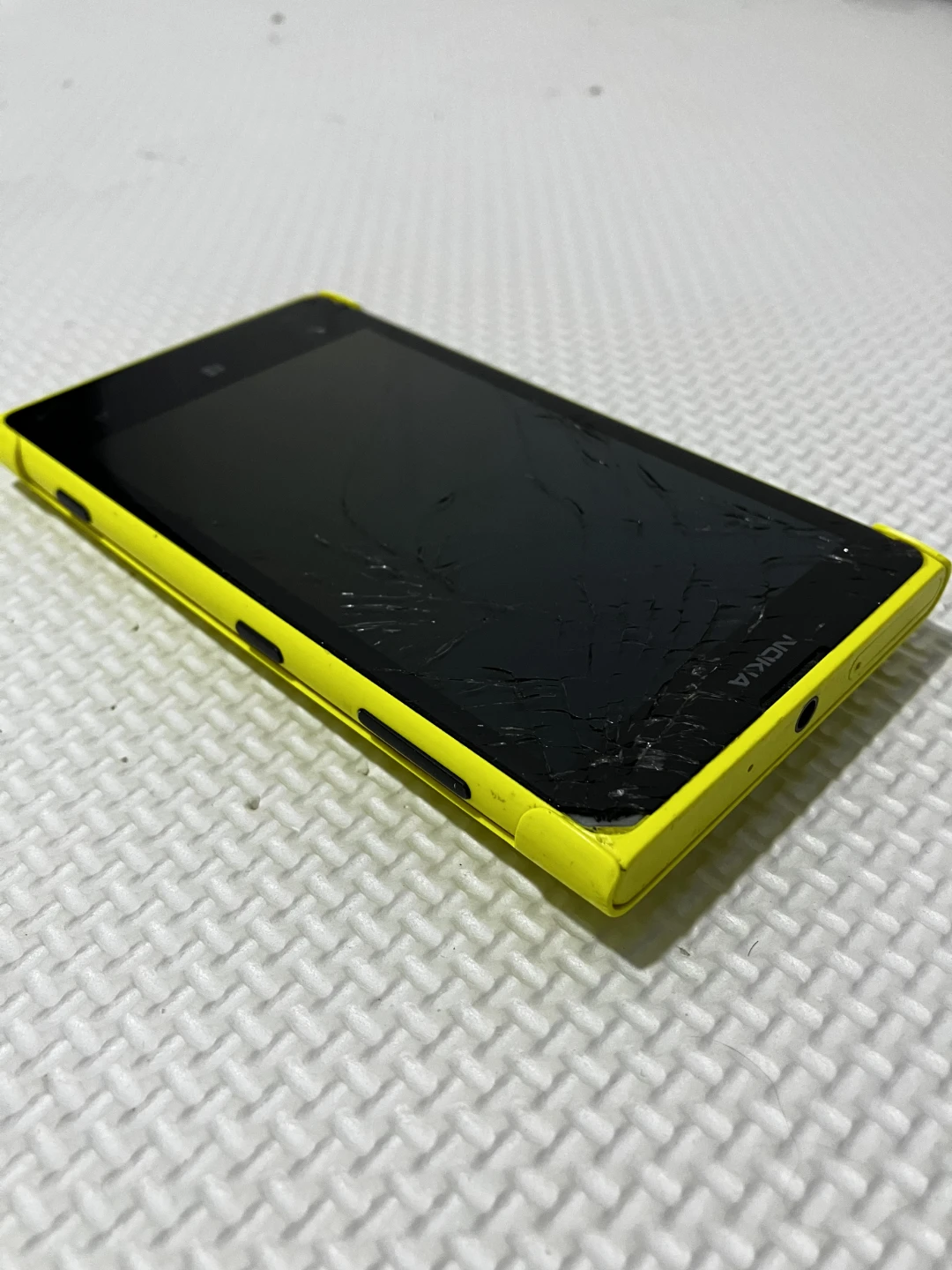 Nokia 909 Windows Phone - photo 3