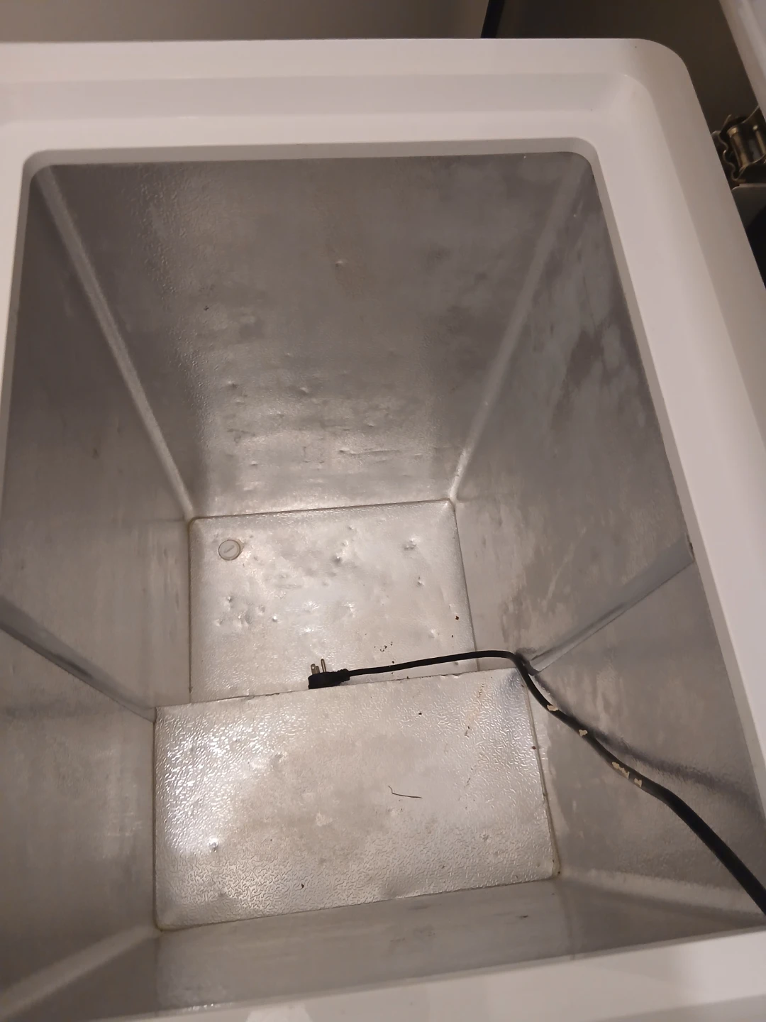 Compact White Chest Freezer - photo 3