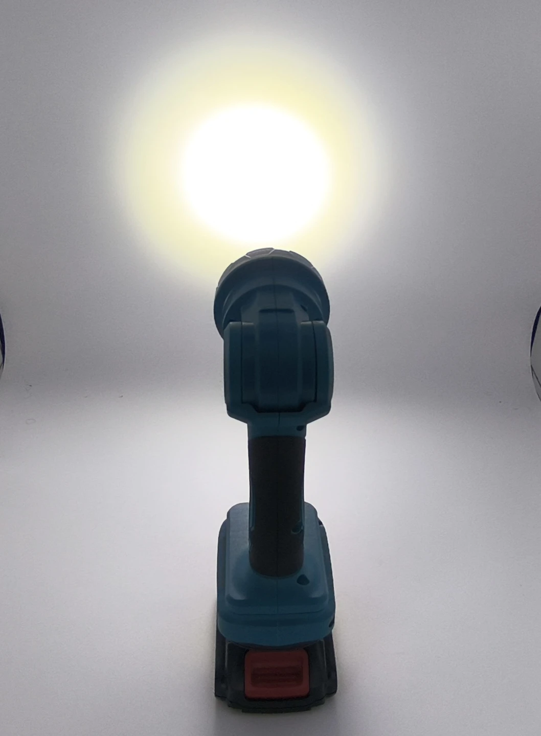 POWERFUL 20V MAX LED WORK LIGHT – MULTI-BATTERY COMPATIBLE! - photo 3
