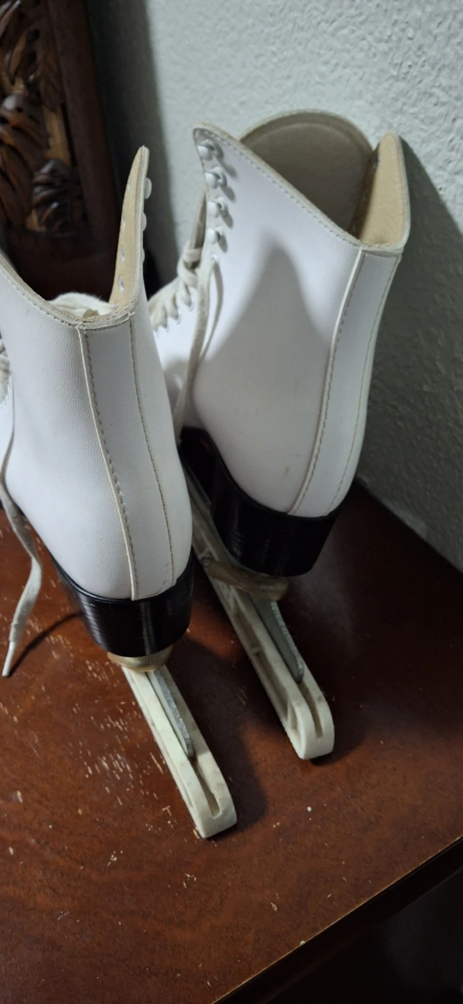 CCM White Figure Skates - Size 9 or 10 - photo 3