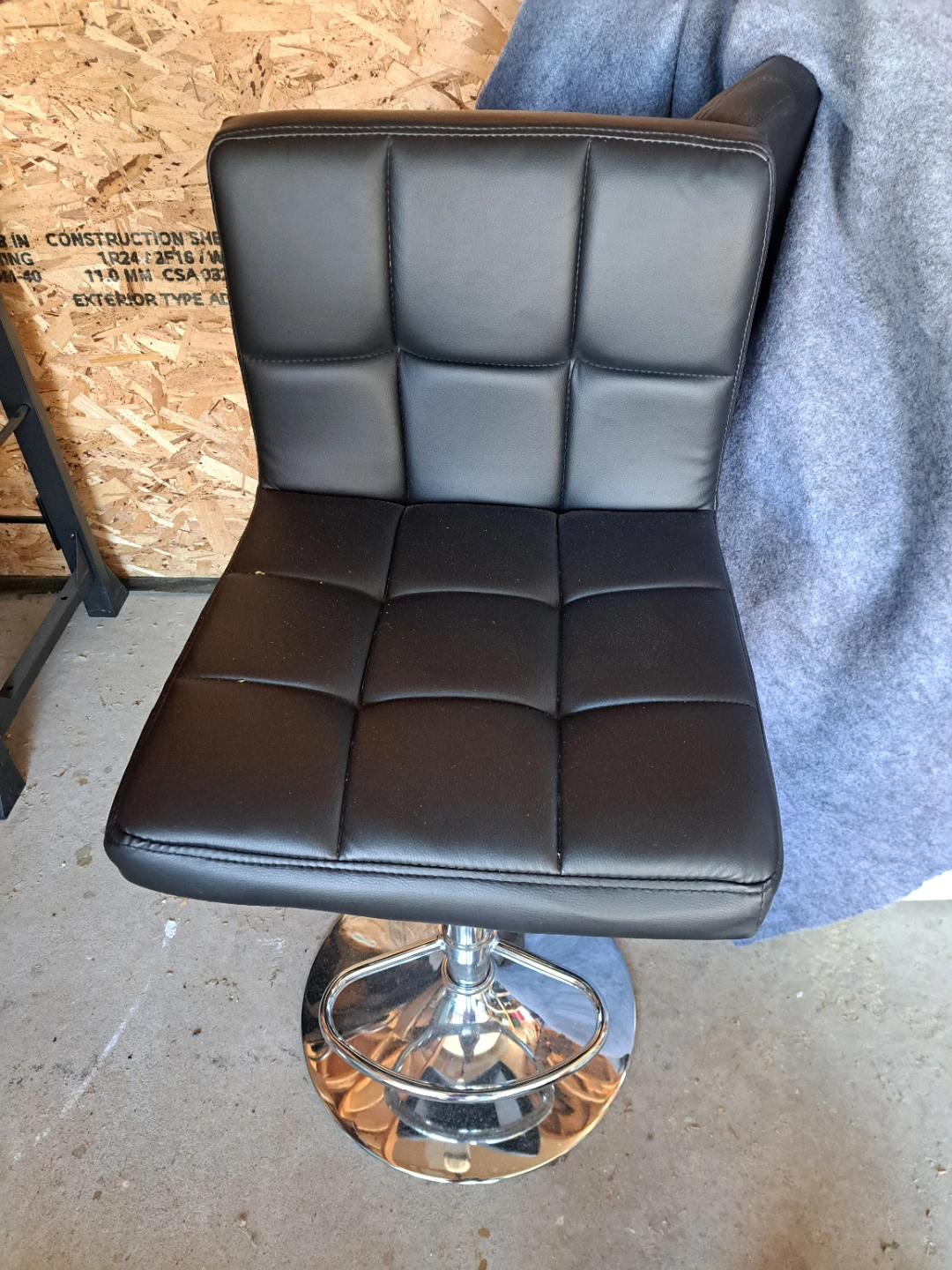 2 leather bar stools.