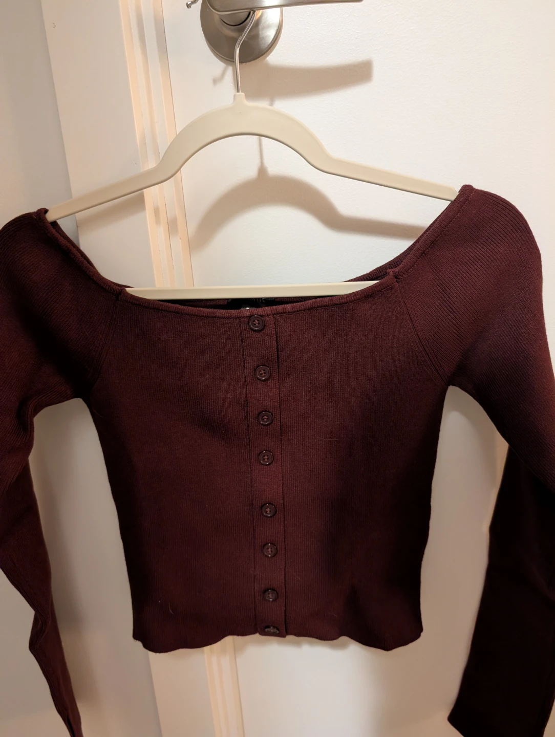 Off-shoulder cropped burgundy sweater - photo 3