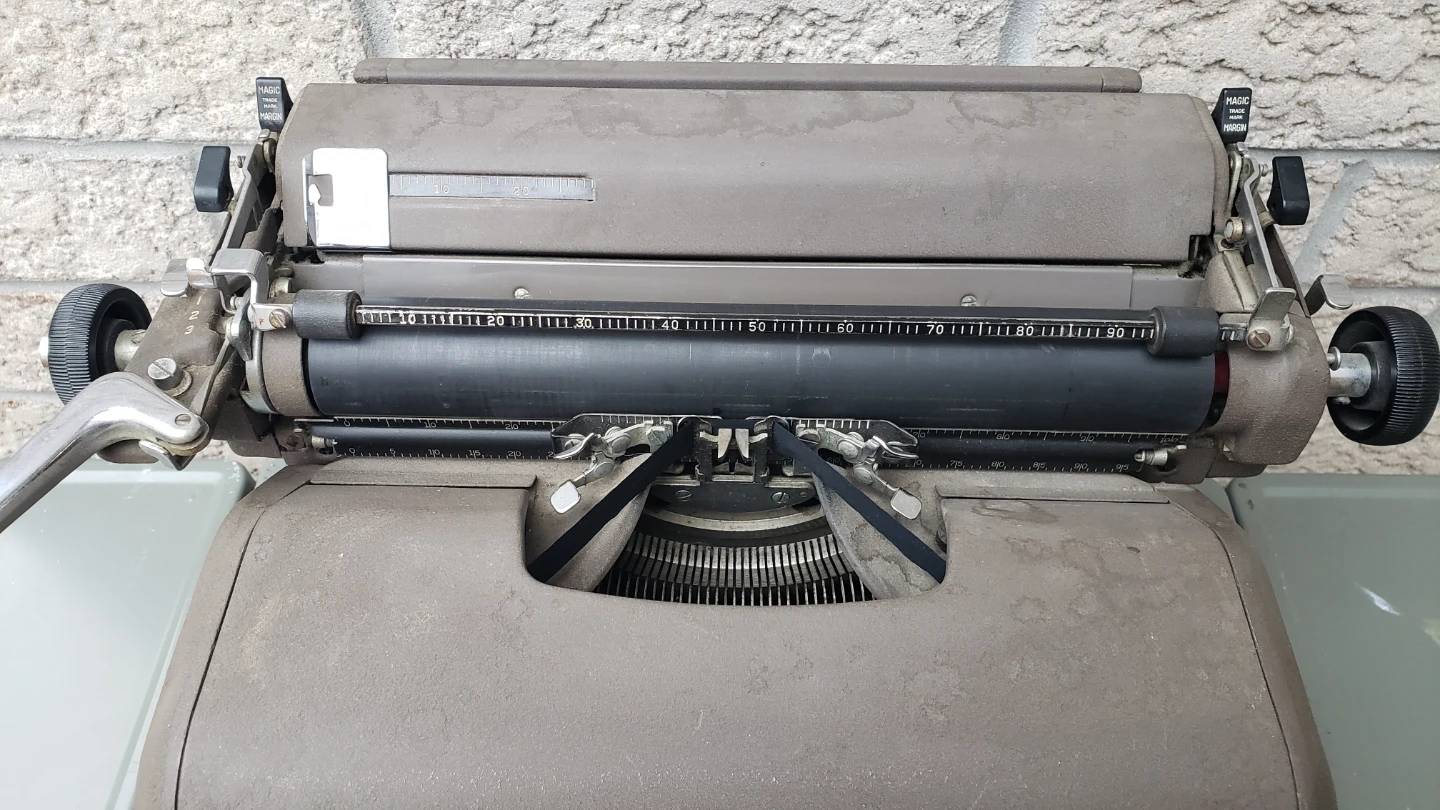 1953 Royal HHS Model Typewriter (Special Polish Typeface) - photo 3