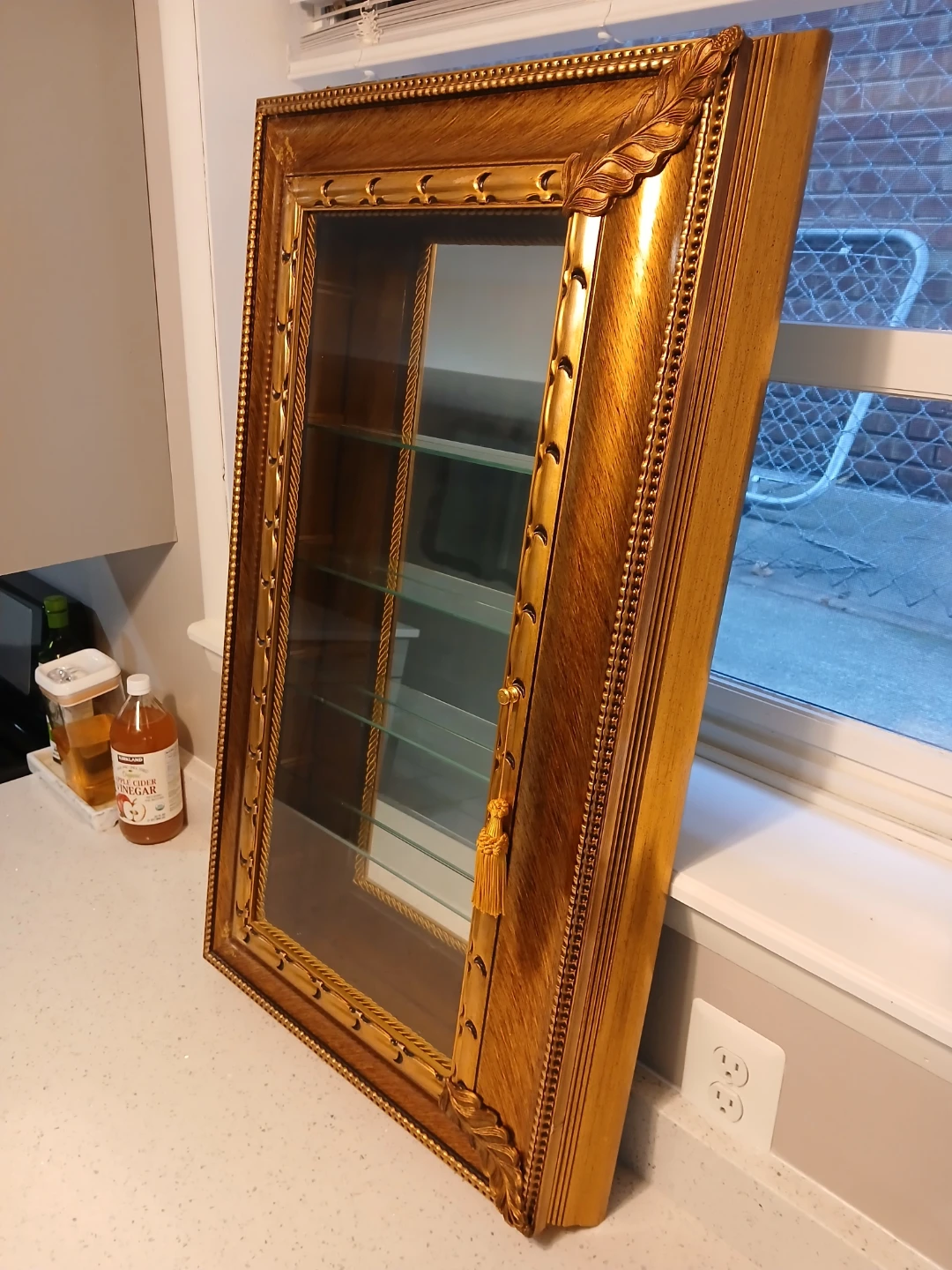 Vitrine Mirrored Vintage Wall-Mount Display