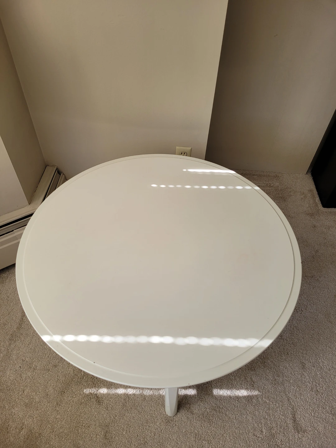 White round side table/coffee table/plant stand