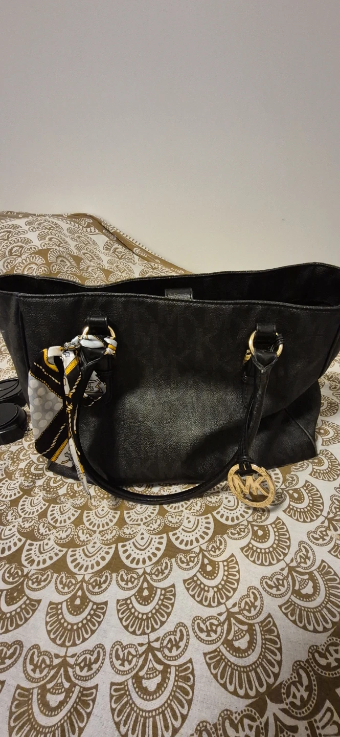 Michael kors black purse for office use