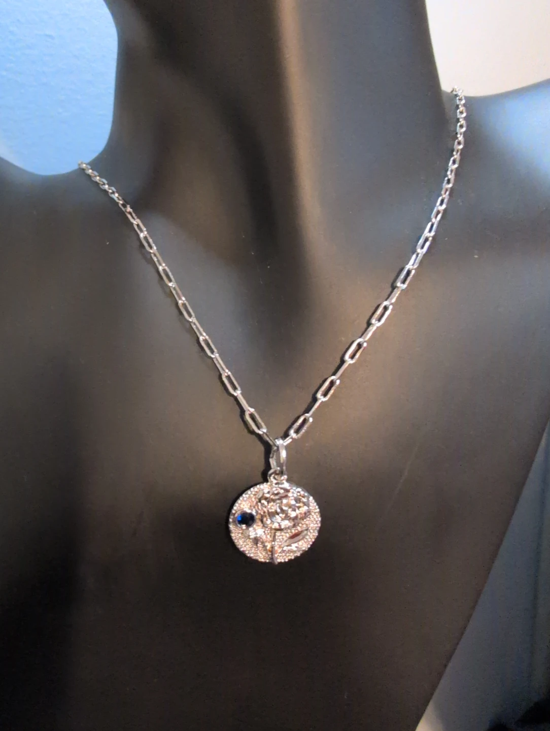 Silver-Tone Floral Pendant Necklace - photo 3