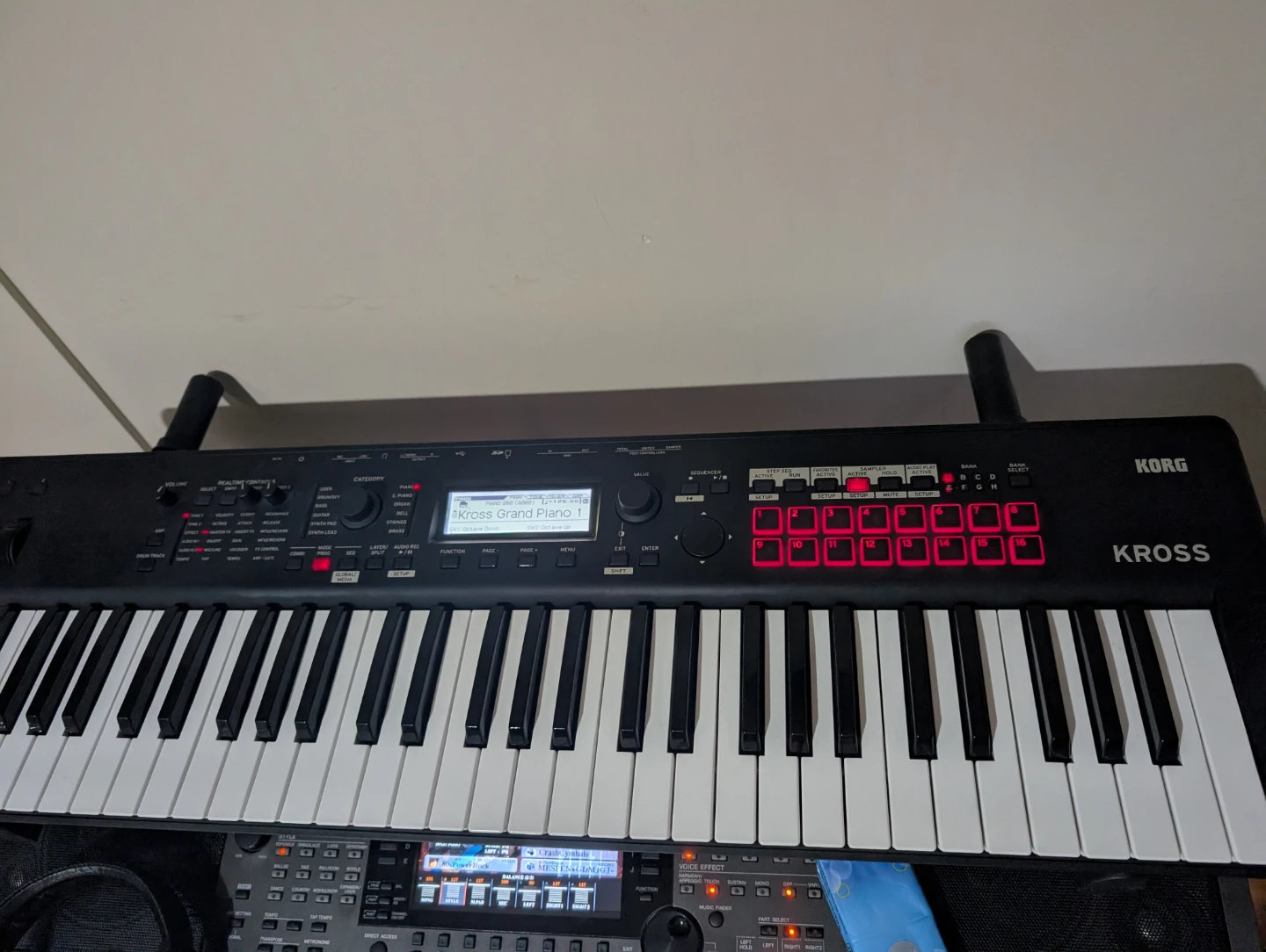 Korg Kross 61-Key Synthesizer Workstation - photo 2