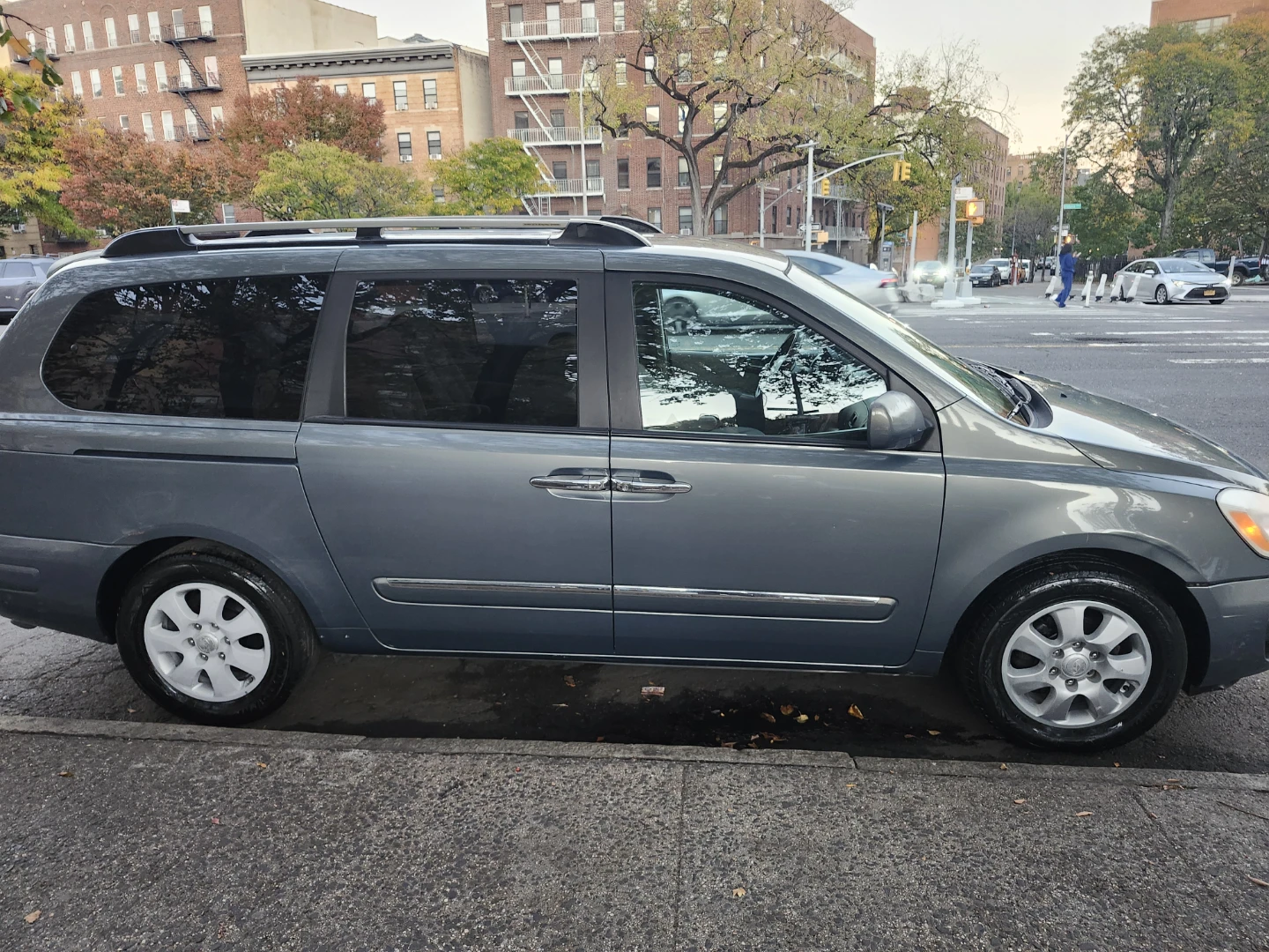 2007 Hyundai Entourage Minivan - photo 3