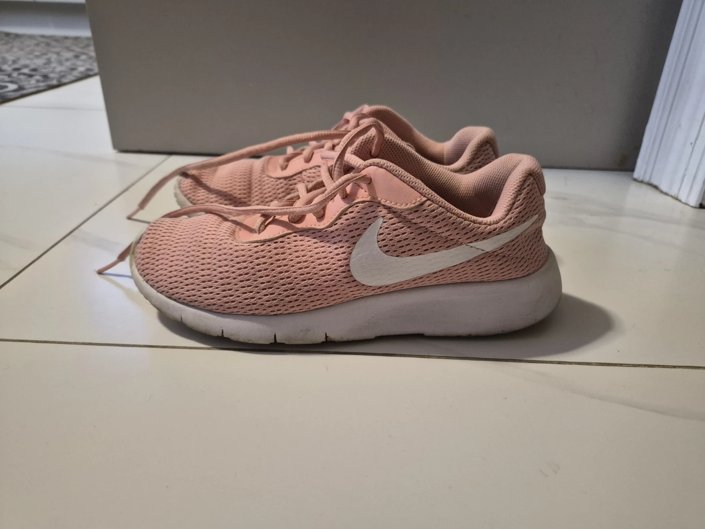 Nike Girls / Women Running Shoes (Size 6Y / Women's 7.5) - photo 2