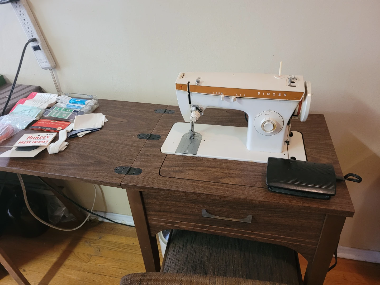 Singer 247 Sewing Machine with Sewing Accessory Kit