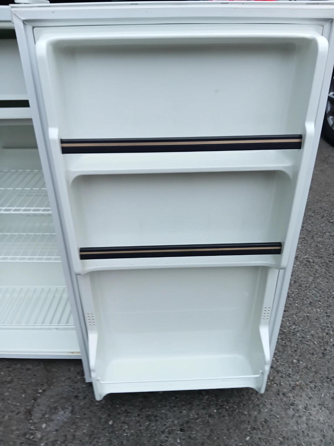 Sanyo Compact White Mini Fridge - photo 3