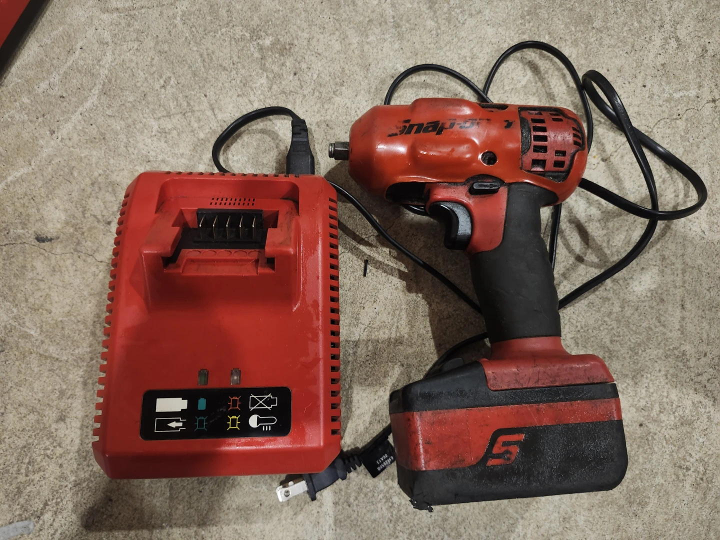 Snap-on Cordless Impact Wrench with Battery and Charger - photo 2