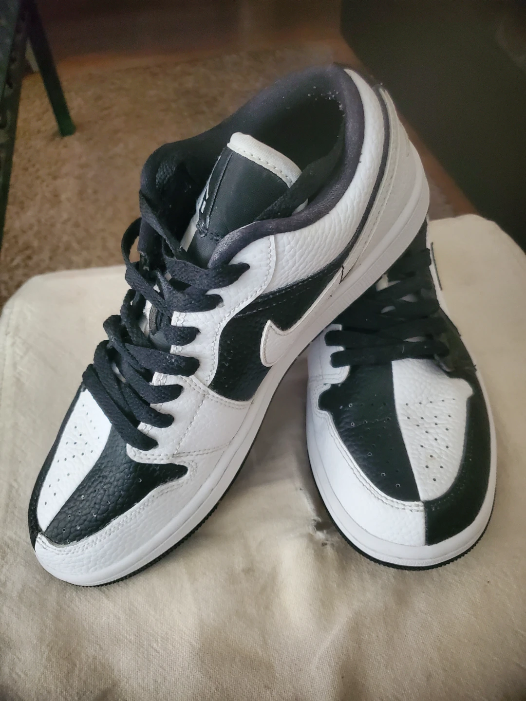 Nike Jordan 1 Low Black and White Size 8