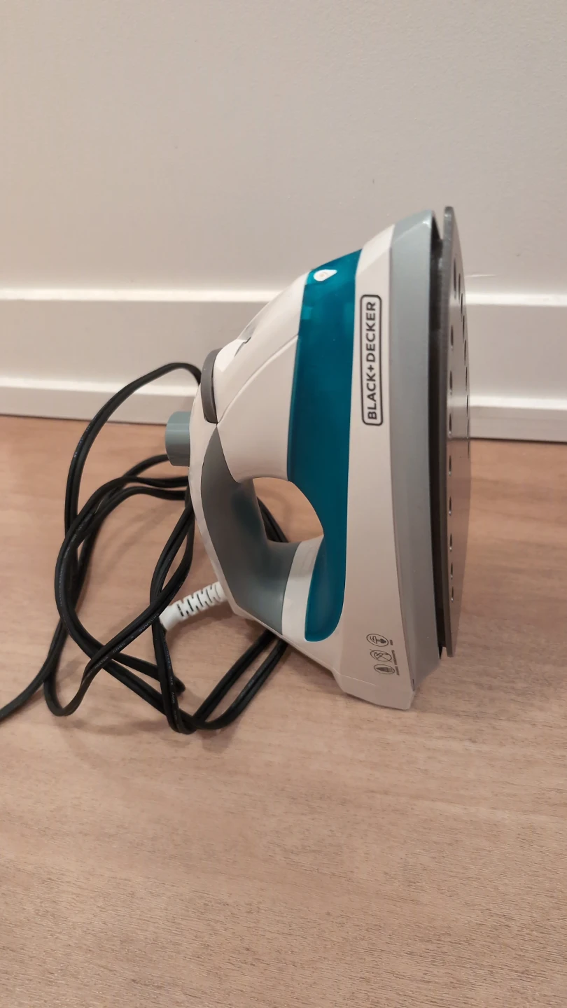 BLACK+DECKER Light 'N Easy Compact Steam Iron - photo 5